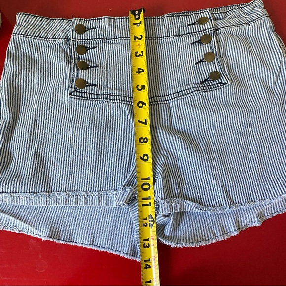FOREVER 21 premium denim shorts - Picture 6 of 8